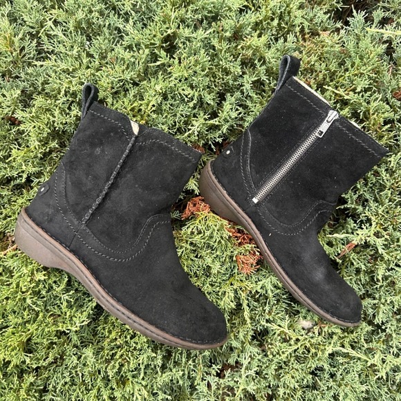 UGG Shoes - UGG Neevah Suede Side Zip Shearling Lined Ankle Boots Women's Size 7 Black